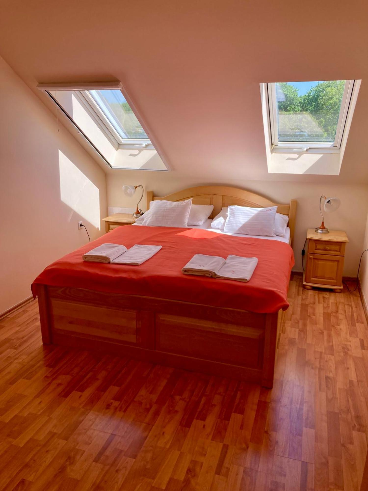 Het Vezer Apartmanhotel Komárom Стая снимка