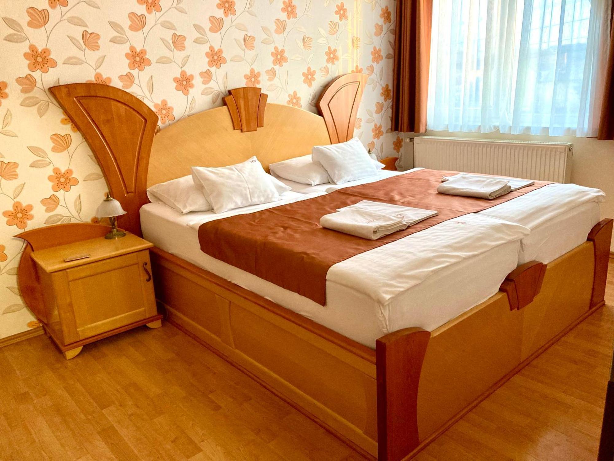 Het Vezer Apartmanhotel Komárom Екстериор снимка