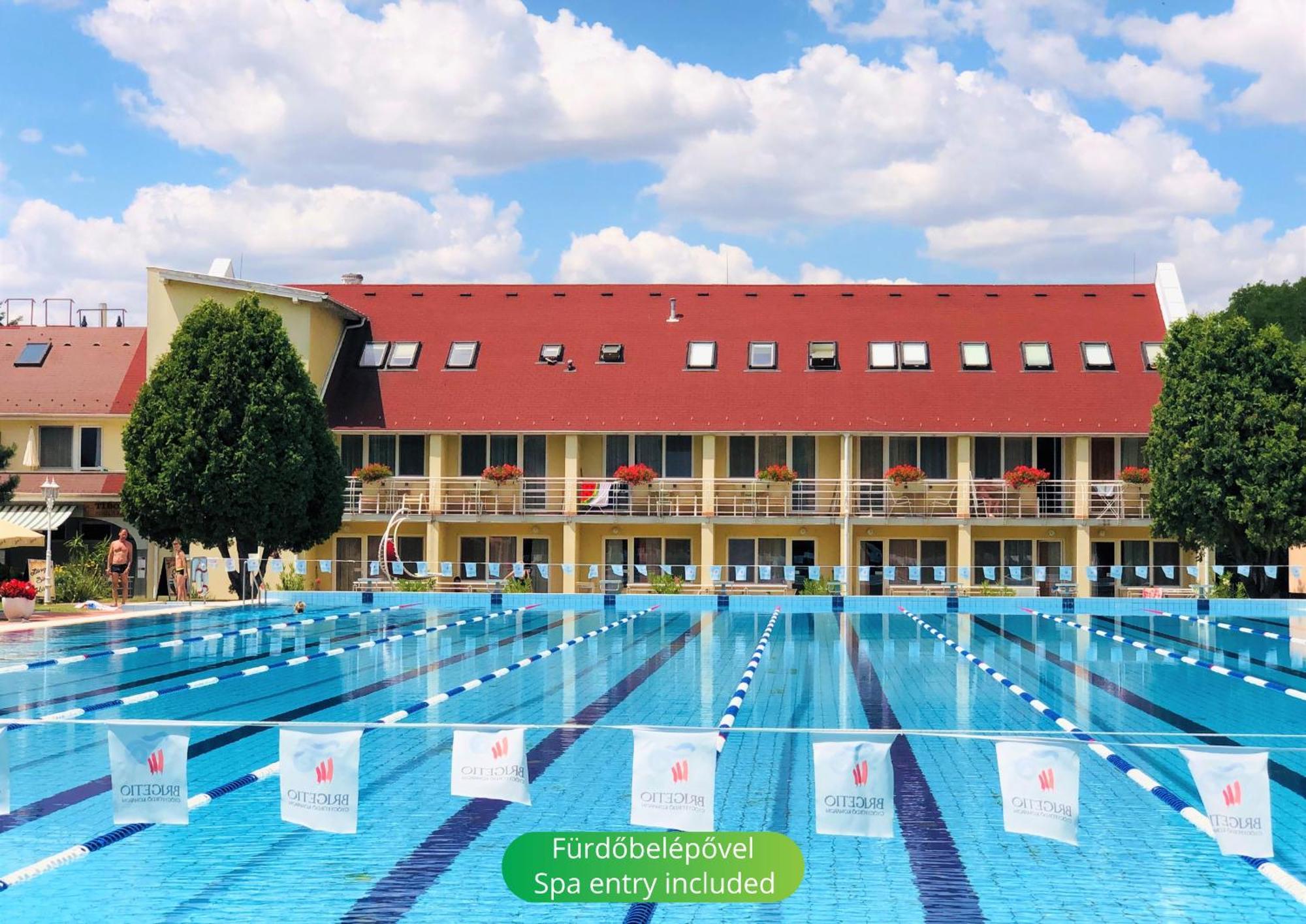 Het Vezer Apartmanhotel Komárom Екстериор снимка